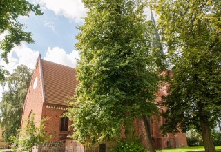 Kirche schr&auml;g von hinten // &copy; Frank Burger