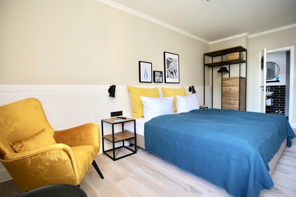 Voorbeeld van kajuit & slaapplaats - houten & stalen meubilair met een retro-uitstraling en comfortabele zitplaatsen // &copy; Henry B&ouml;hm