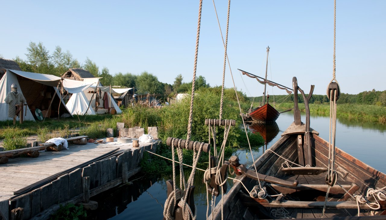 Slavische boten op de Uecker bij Ukranendorf, © Leo Seidel Slavische boten op de Uecker bij Ukranendorf, © Leo Seidel