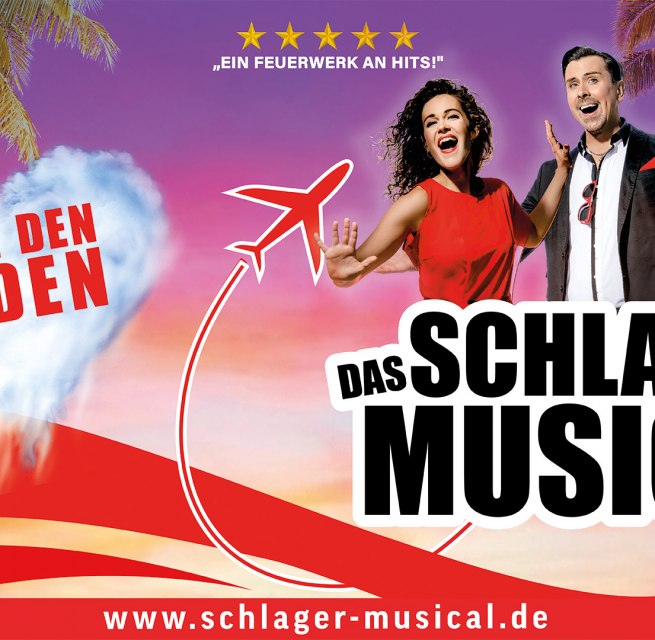 Een kleurrijke reclameposter voor de musical „Op naar het zuiden – De Schlager-musical“. Tegen een tropische achtergrond met palmbomen en een zonsondergang zijn drie vrolijk zingende personen te zien. Een gestileerd vliegtuig en de slogan „Een vuurwerk aan hits!“ onderstrepen het zomerse vakantie- en schlager-thema. // © LE Agentur Een kleurrijke reclameposter voor de musical „Op naar het zuiden – De Schlager-musical“. Tegen een tropische achtergrond met palmbomen en een zonsondergang zijn drie vrolijk zingende personen te zien. Een gestileerd vliegtuig en de slogan „Een vuurwerk aan hits!“ onderstrepen het zomerse vakantie- en schlager-thema. // © LE Agentur