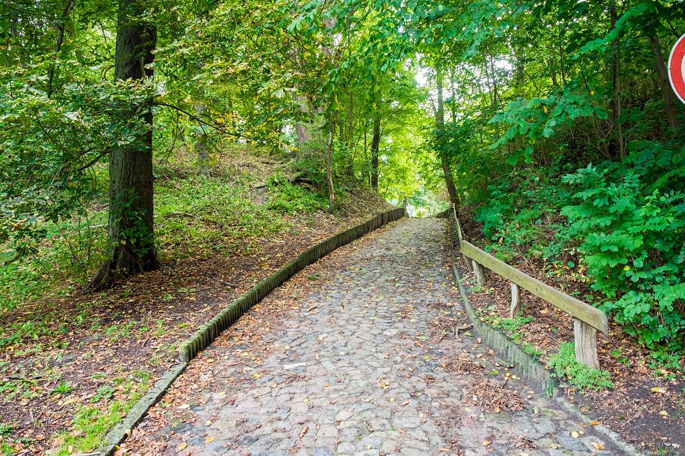Het pad naar de kasteelmuur leidt naar de begraafplaats. // © Frank Burger Het pad naar de kasteelmuur leidt naar de begraafplaats. // © Frank Burger