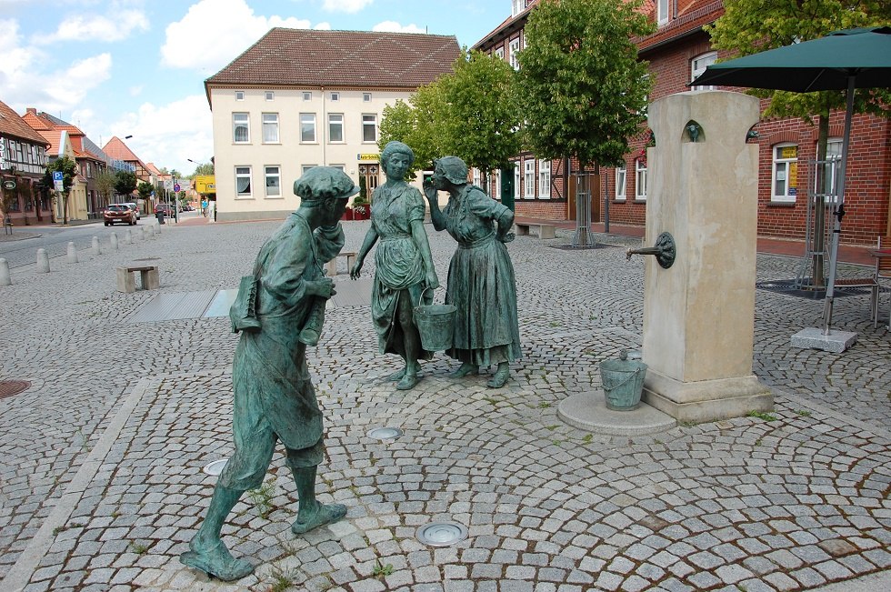 Anstelle des alten Brunnens stehen jetzt drei Bronzefiguren. // © Gabriele Skorupski Anstelle des alten Brunnens stehen jetzt drei Bronzefiguren. // © Gabriele Skorupski