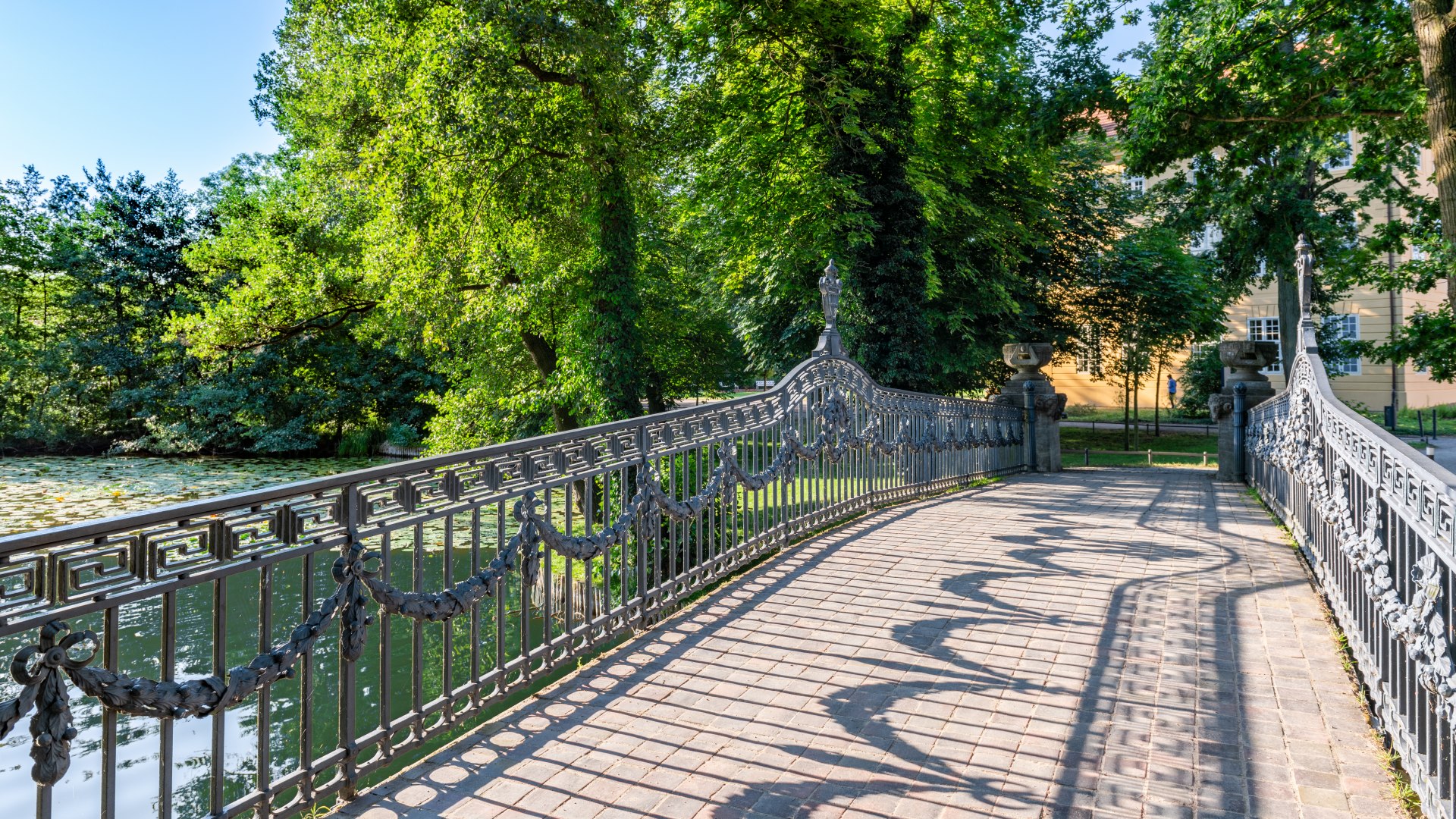 &Uuml;ber eine malerisch geschwungene Br&uuml;cke zum Schloss Mirow. // &copy; MV-T/Tiemann