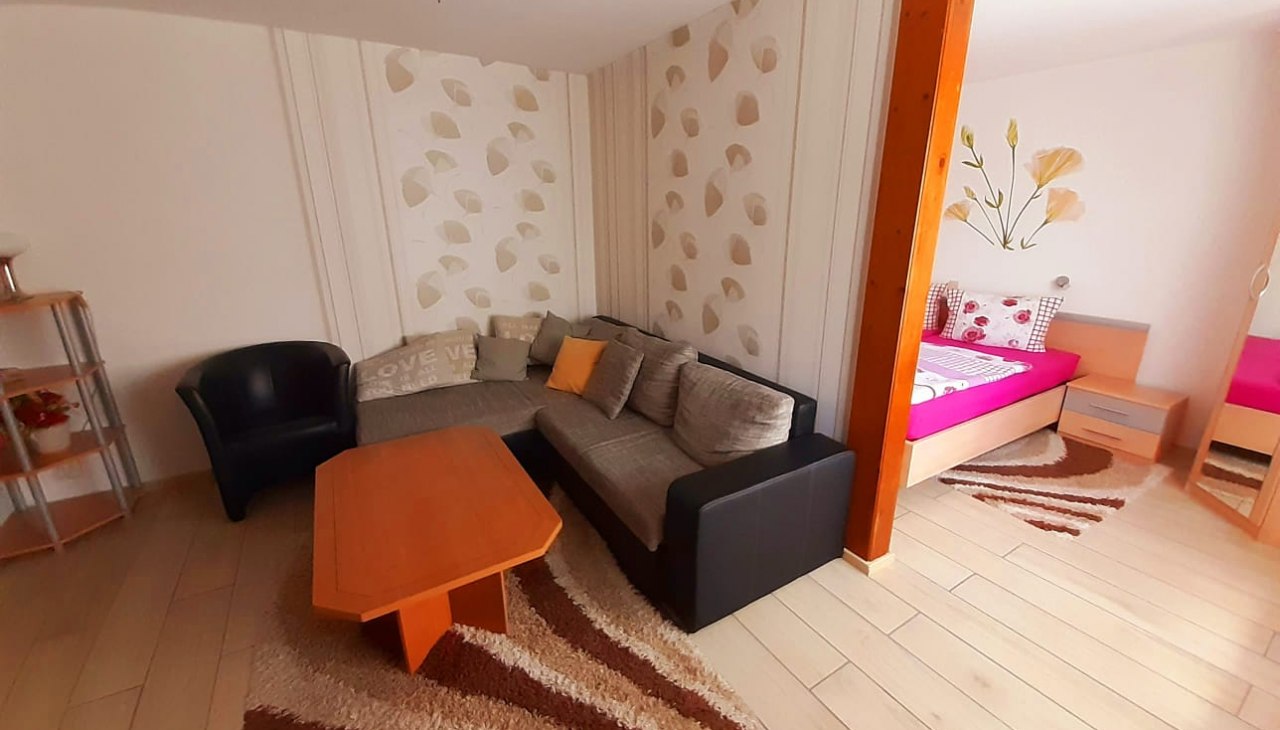 ein Zimmer ist ein kombinierter Wohn-/Schlafraum, &copy; Petra Schmidt