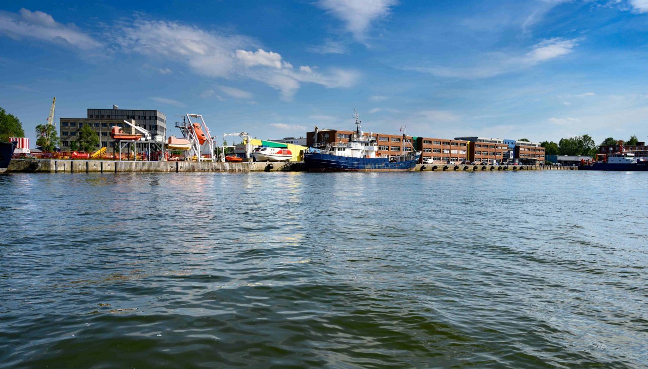 Hotel Am KAI 334 mit Blick auf die Unterwarnow, &copy; Hotel Am KAI 334