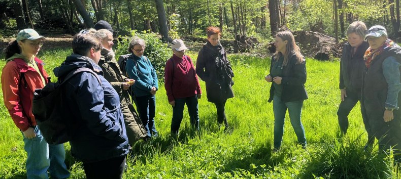 Kr&auml;uterrunde im Wald // &copy; Petra Dittmar
