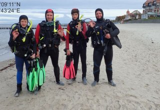 Tauchsch&uuml;ler zum Schnuppertauchen am Ostseestrand von K&uuml;hlungsborn // &copy; Tauchbasis Baltic