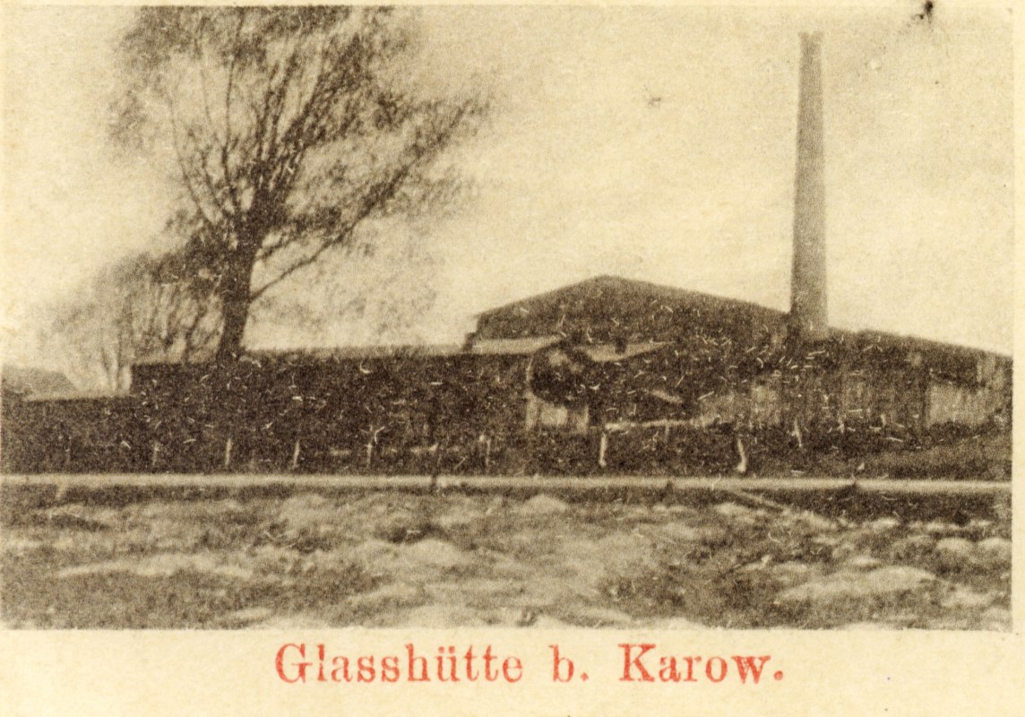 Oude ansichtkaart van de Karow glasfabriek // &copy; Postkarte