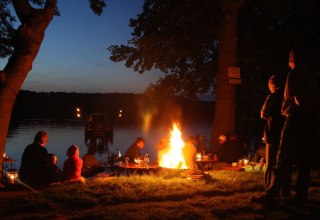 Herrliches Konzertambiente mit Sonnenuntergang und Fackeln // © ruhepuls Sporttouristik/Köller Herrliches Konzertambiente mit Sonnenuntergang und Fackeln // © ruhepuls Sporttouristik/Köller