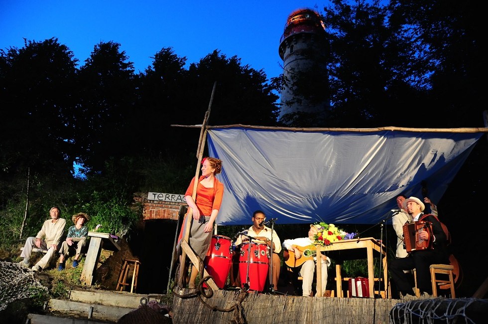 Theater op het natuurlijke toneel in de tuin van de vuurtorenwachter bij Kaap Arkona // &copy; Tourismuszentrale R&uuml;gen