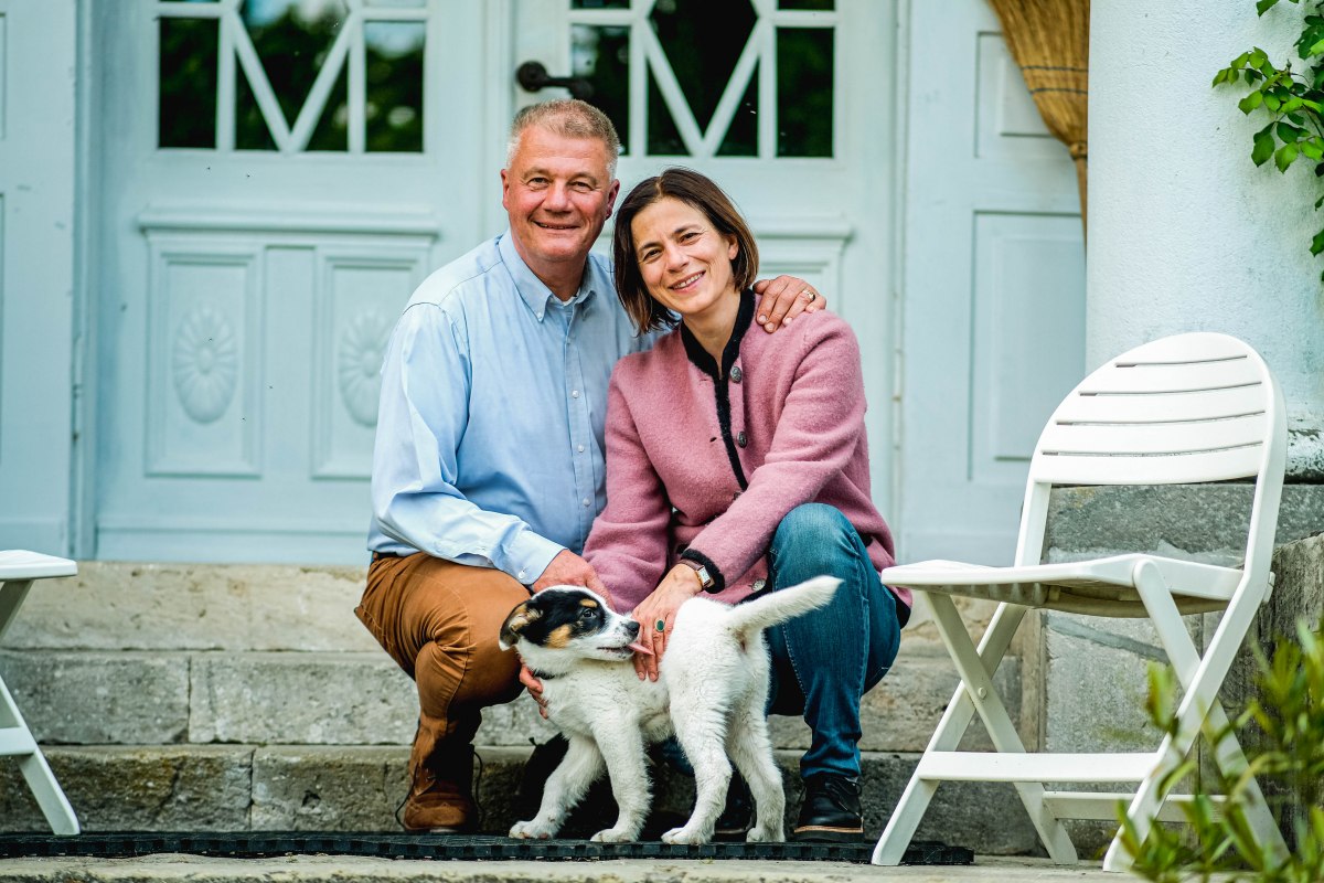 Die Gastgeber vor dem Gutshaus // &copy; Lars Sch&ouml;nherr