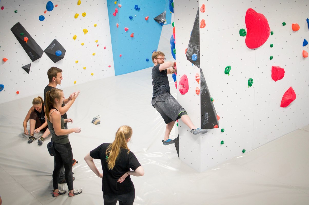 Geweldige routes, veel plezier, een geweldige sfeer - een zaal vol nieuwe vrienden. // &copy; Felshelden