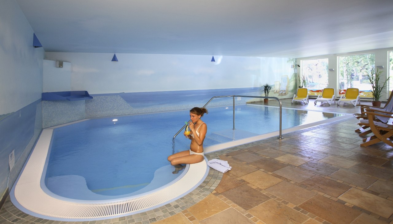 VINETA Wellness: Sauna, Dampfbad, Kosmetik- und Massage-Studio. Schwimmbad mit Whirlbank und Schwall- und Gegenstromanlage., &copy; Vineta Hotels