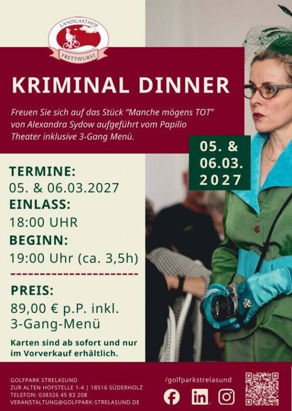 Een vrouw met een bril in een groen pak houdt een fotocamera vast – technische gegevens voor het misdaaddiner in het Golfpark Strelasund // © Golfpark Strelasund Een vrouw met een bril in een groen pak houdt een fotocamera vast – technische gegevens voor het misdaaddiner in het Golfpark Strelasund // © Golfpark Strelasund