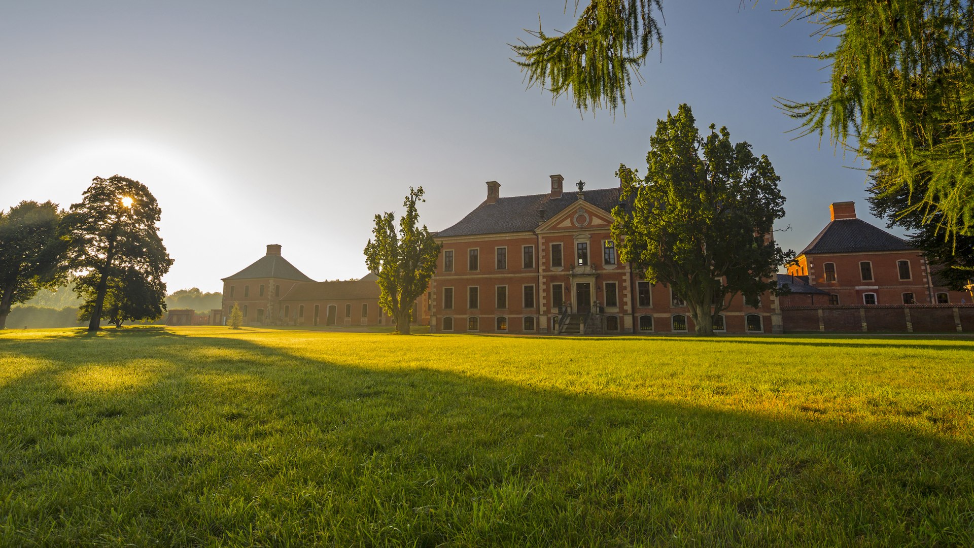 Schloss Bothmer beim Sonnenaufgang, &copy; Allrich/SSGK M-V