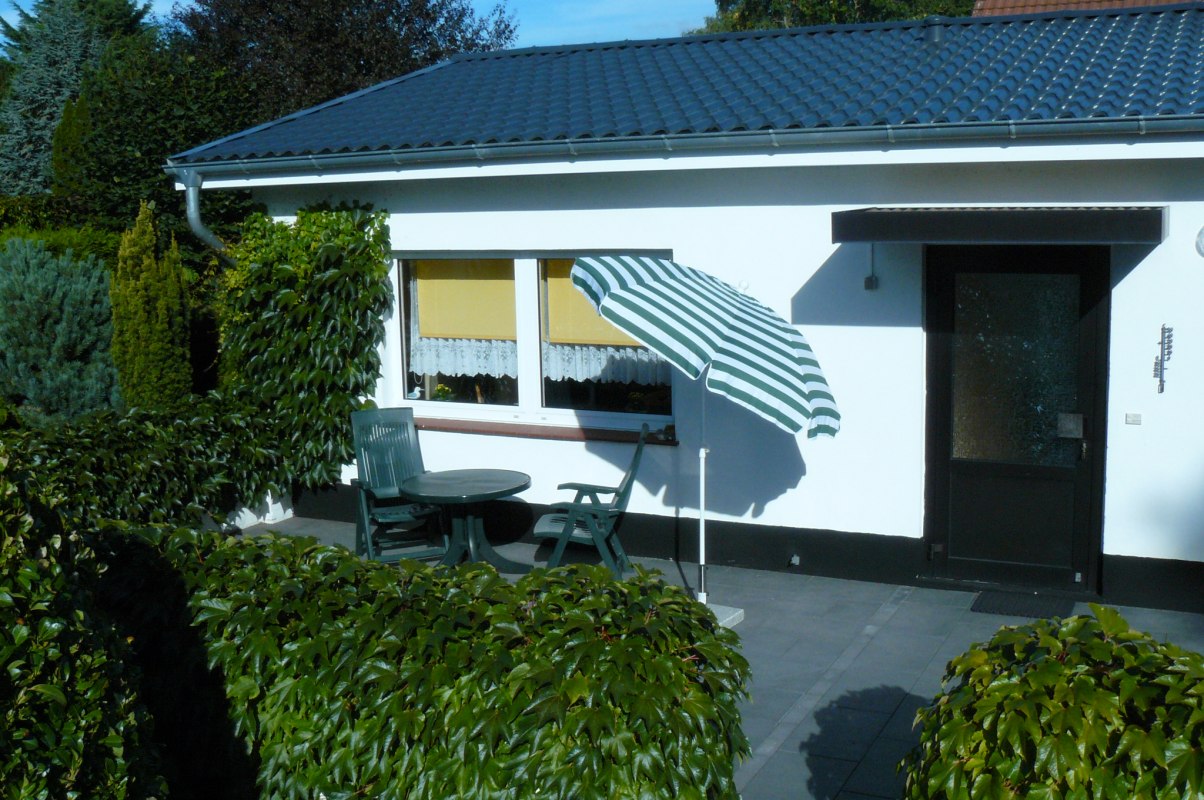 Buitenaanzicht met terras // &copy; J&ouml;rg Kr&uuml;ger