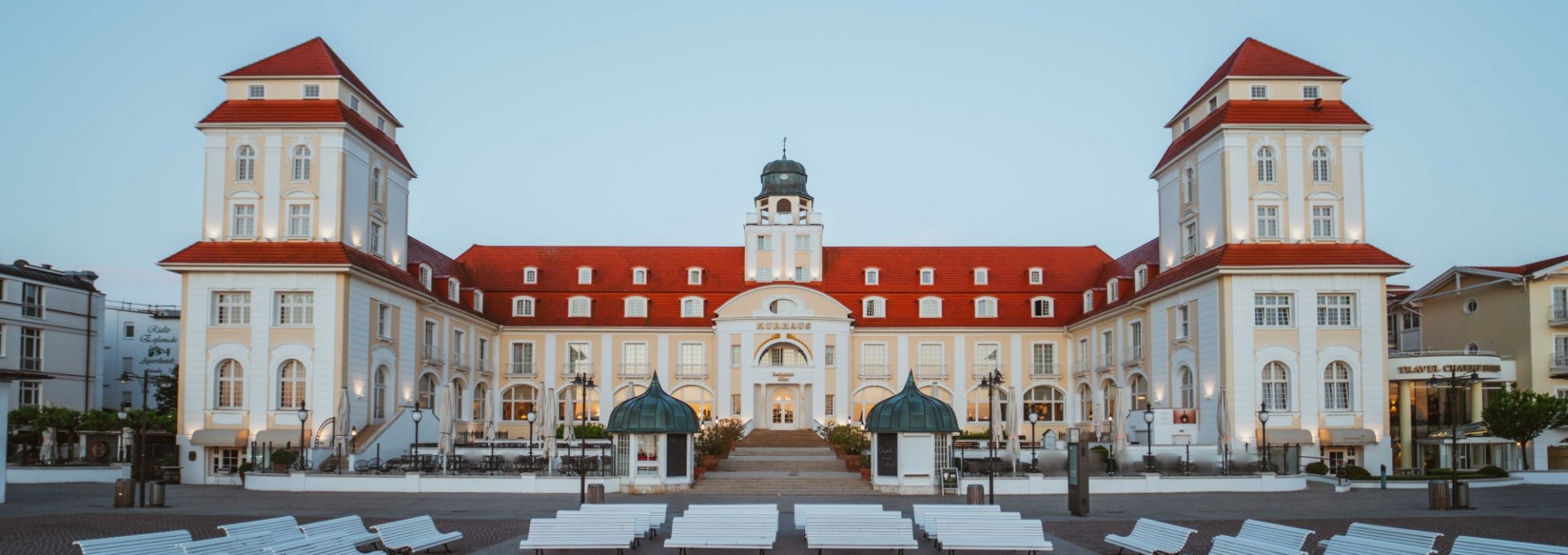 Historisch Kurhaus Binz op R&uuml;gen, met symmetrische architectuur en rustig voorplein.