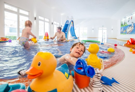 Mit der Wasserrutsche, unzähligen Quietsche-Enten, Gießkannen, Eimern und Co. ist im Kleinkindbecken immer genügend geboten. // © MV-T/Krauss Mit der Wasserrutsche, unzähligen Quietsche-Enten, Gießkannen, Eimern und Co. ist im Kleinkindbecken immer genügend geboten. // © MV-T/Krauss
