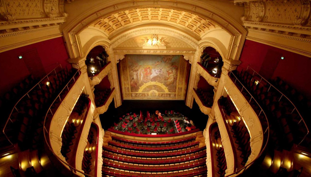 Blick von den oberen Rängen in den Zuschauerraum und auf die Bühne des Großen Hauses des Mecklenburgischen Staatstheaters in Schwerin., © Mecklenburgisches Staatstheater Blick von den oberen Rängen in den Zuschauerraum und auf die Bühne des Großen Hauses des Mecklenburgischen Staatstheaters in Schwerin., © Mecklenburgisches Staatstheater