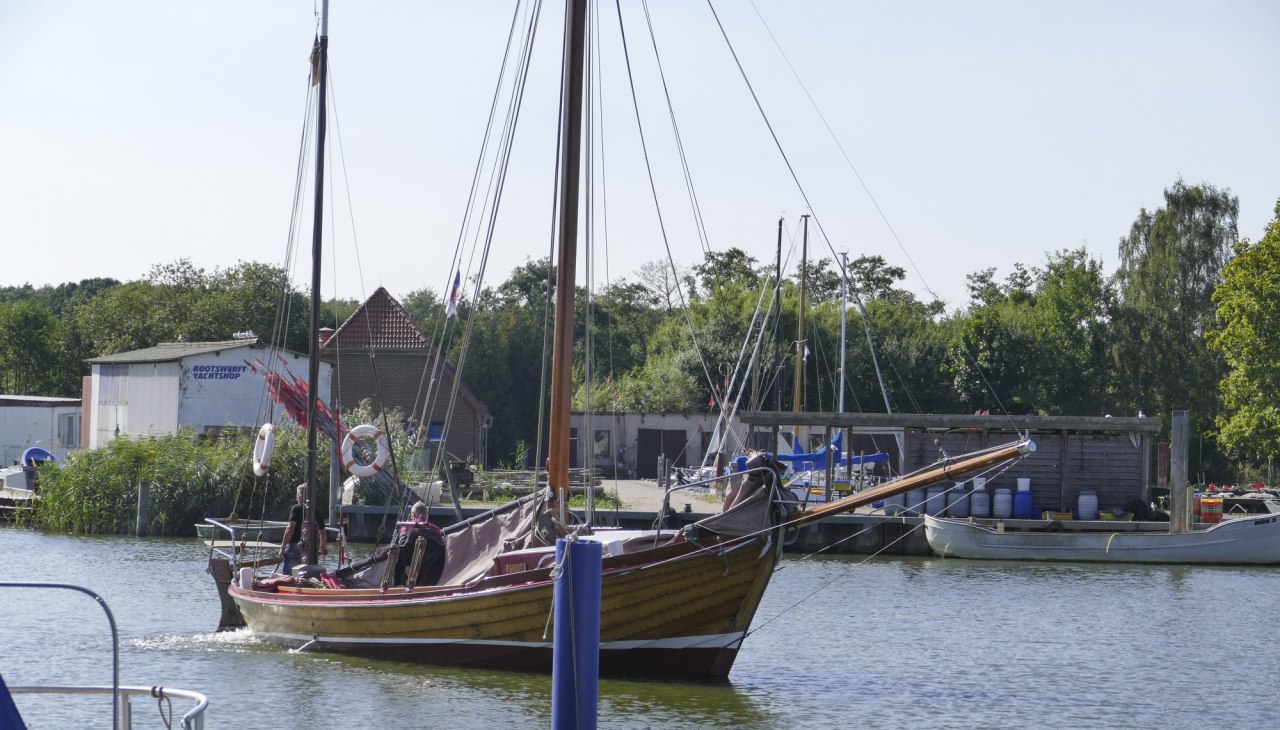 Der Yachthafen Mönkebude liegt günstig mit direkter Ausfahrt zum Haff, © TMV/cross media redaktion Der Yachthafen Mönkebude liegt günstig mit direkter Ausfahrt zum Haff, © TMV/cross media redaktion