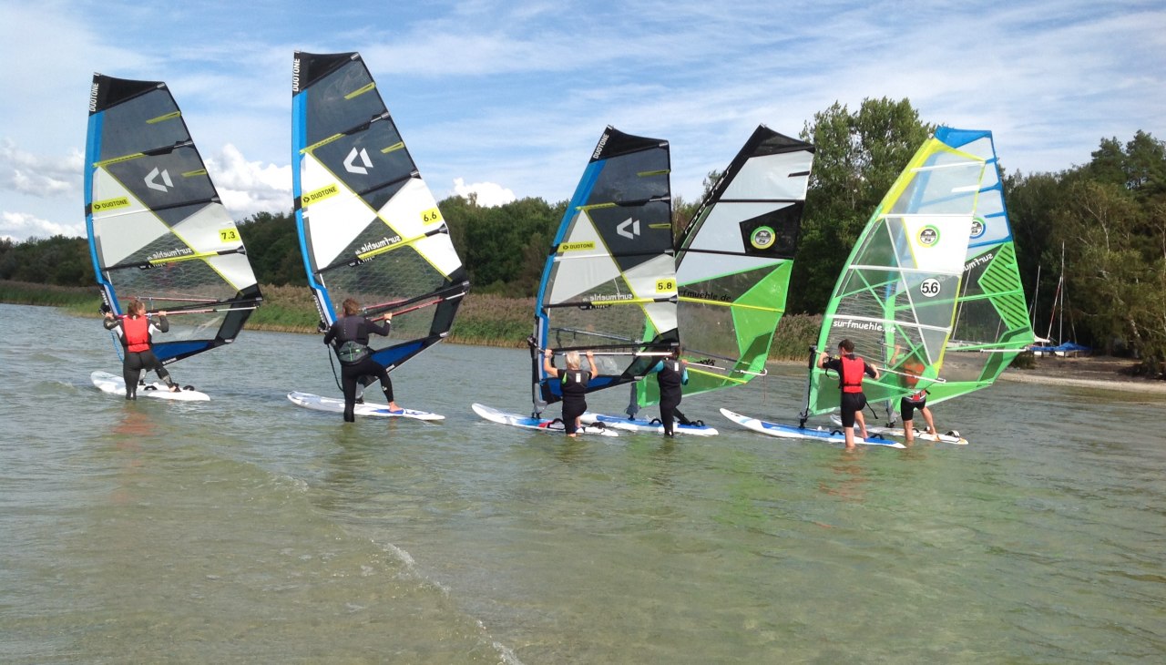 Windsurfcursus inclusief materiaal in het staande gedeelte, &copy; Katamaran- und Surfm&uuml;hle