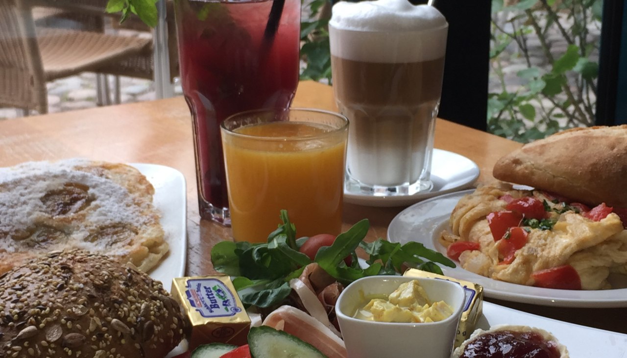 Fr&uuml;hst&uuml;ck in der "Lik&ouml;rfabrik", &copy; Frank Brockmann