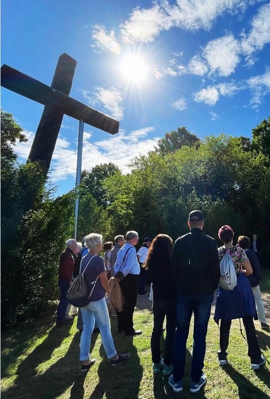 Gruppe bei einer F&uuml;hrung vor dem Eingang zur Mahn- und Gedenkst&auml;tte F&uuml;nfeichen // &copy; Vier-Tore-Stadt Neubrandenburg