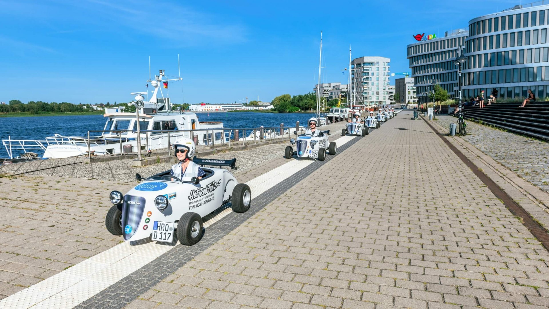Bei der Tour mit den „Hot Rods“ wird von der Altstadt in den Stadthafen geknattert. Da gucken die Leute! // © MV-T/Tiemann Bei der Tour mit den „Hot Rods“ wird von der Altstadt in den Stadthafen geknattert. Da gucken die Leute! // © MV-T/Tiemann