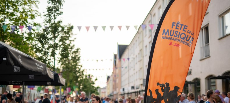 Fr&ouml;hliches Beisammensein auf der Turmstra&szlig;e w&auml;hrend der F&ecirc;te de la Musique., &copy; Jessica Schuck