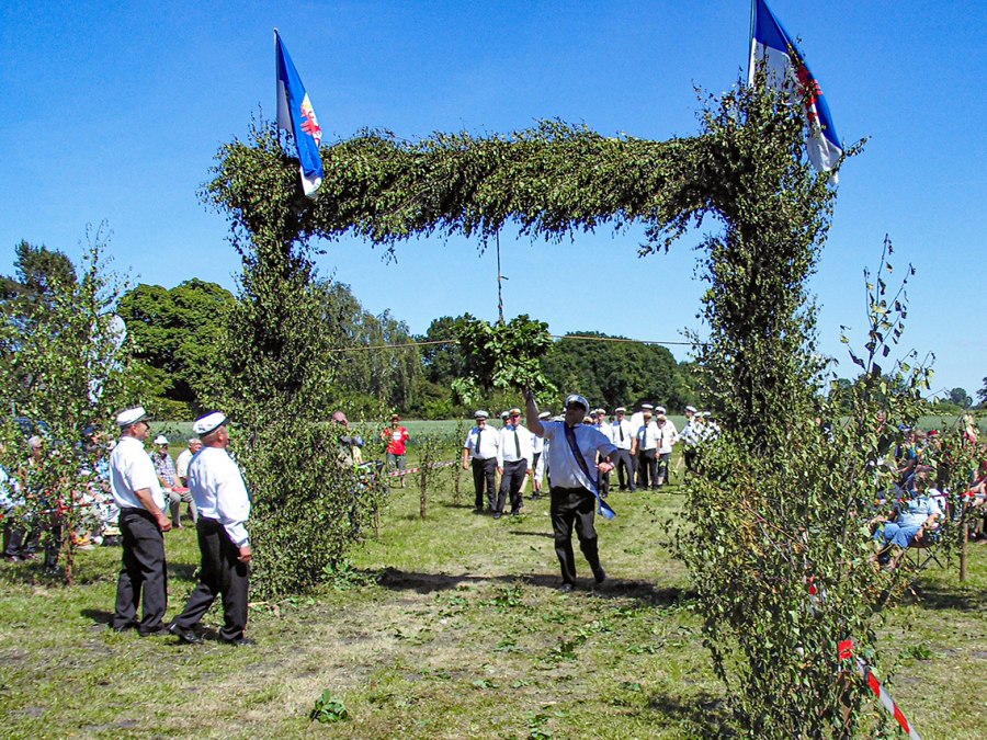 Traditioneller Wettkampf unter der Heringstonne, &copy; Stadtmarketing Ribnitz-Damgarten
