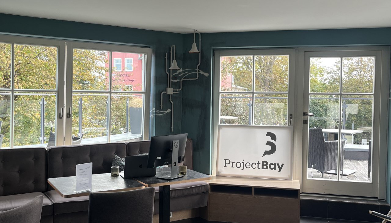 Gemütlicher Arbeitsbereich mit großer Fensterfront und modernem Design., © Michelle Dynio Gemütlicher Arbeitsbereich mit großer Fensterfront und modernem Design., © Michelle Dynio