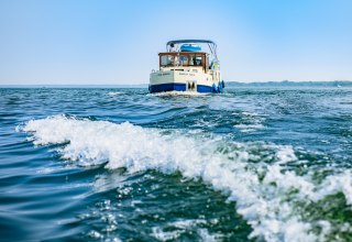 Tage- und wochenlang in Deutschlands Seenland unterwegs – die Große Rundtour ist mit 570 Kilometern eine Strecke voller Kontraste. Auf der Tour durchstreifen Freizeitskipper mit dem Hausboot zwei Bundesländer und drei Hauptstädte. Die Tour ist größtenteils ohne Bootsführerschein und am besten im Uhrzeigersinn befahrbar. // © MV-T/Gänsicke Tage- und wochenlang in Deutschlands Seenland unterwegs – die Große Rundtour ist mit 570 Kilometern eine Strecke voller Kontraste. Auf der Tour durchstreifen Freizeitskipper mit dem Hausboot zwei Bundesländer und drei Hauptstädte. Die Tour ist größtenteils ohne Bootsführerschein und am besten im Uhrzeigersinn befahrbar. // © MV-T/Gänsicke