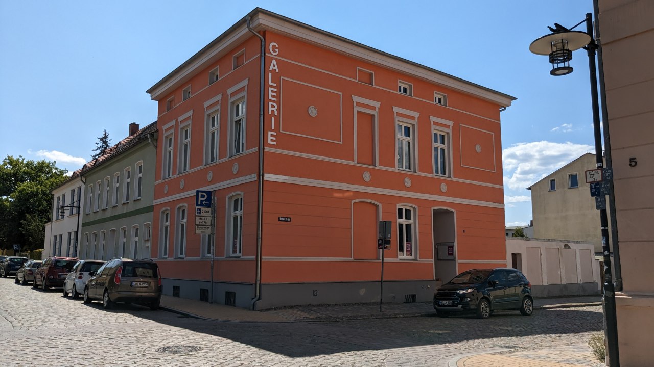 Galerie G&uuml;strow in der Besserstra&szlig;e 1 // &copy; G&uuml;strow-Information
