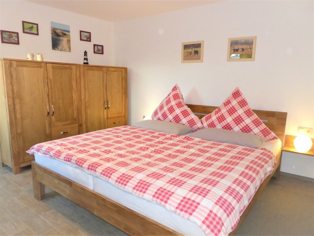 Schlafzimmer FeWo Leuchtturm, © Heuser Schlafzimmer FeWo Leuchtturm, © Heuser