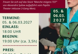 Eine Frau mit Brille im gr&uuml;nen Kost&uuml;m h&auml;lt eine Fotokamera - technische Daten f&uuml;r das Kriminal Dinner im Golfpark Strelasund // &copy; Golfpark Strelasund