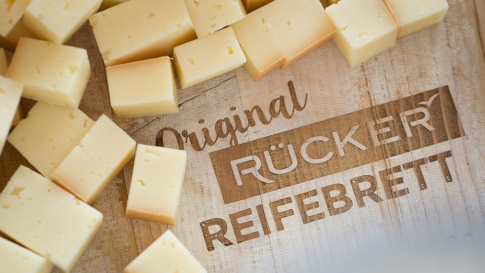 Unsere Spezialitäten reifen in Wismar auf norischem Fichtenholz, © Rücker GmbH Unsere Spezialitäten reifen in Wismar auf norischem Fichtenholz, © Rücker GmbH