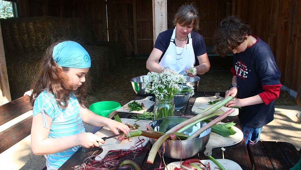 Bei schönem Wetter wir die Küchenarbeit auch schon mal ins Freie verlegt // © LandWert Schulbauernhof Bei schönem Wetter wir die Küchenarbeit auch schon mal ins Freie verlegt // © LandWert Schulbauernhof