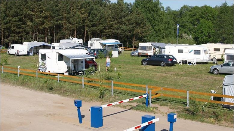 Komfortstellpl&auml;tze mit direktem Strom-, Wasser- und Abwasseranschluss // &copy; Campingpark Kamerun