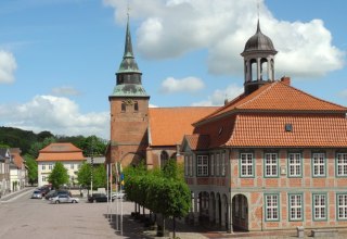 Boizenburger Markt mit Rathaus und St. Marien Kirche // © Stadtinformation Boizenburg/Elbe Boizenburger Markt mit Rathaus und St. Marien Kirche // © Stadtinformation Boizenburg/Elbe