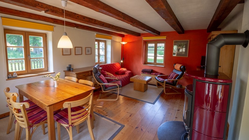 De woonkamer met houtkachel, © Rebekka Meßner De woonkamer met houtkachel, © Rebekka Meßner