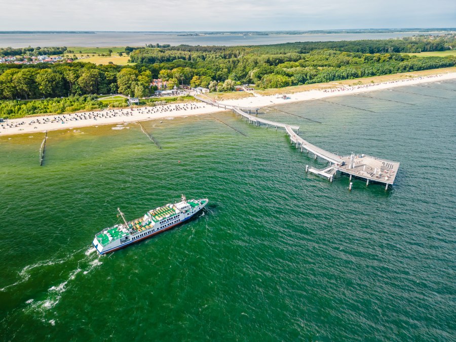 Die "MS" Vineta aus der Flotte der Adler Schiffe f&auml;hrt auf die Seebr&uuml;cke Koserow auf Usedom zu., &copy; Sven Lewerenz