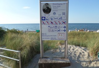 Willkommen am Strandzugang IV „Georg Adolph Demmler“ in Heiligendamm – direkter Zugang zum feinsandigen Ostseestrand mit Blick aufs weite Meer und klarer Beschilderung für ein entspanntes Stranderlebnis. // © Tourist-Information Bad Doberan-Heiligendamm/Bönner Willkommen am Strandzugang IV „Georg Adolph Demmler“ in Heiligendamm – direkter Zugang zum feinsandigen Ostseestrand mit Blick aufs weite Meer und klarer Beschilderung für ein entspanntes Stranderlebnis. // © Tourist-Information Bad Doberan-Heiligendamm/Bönner