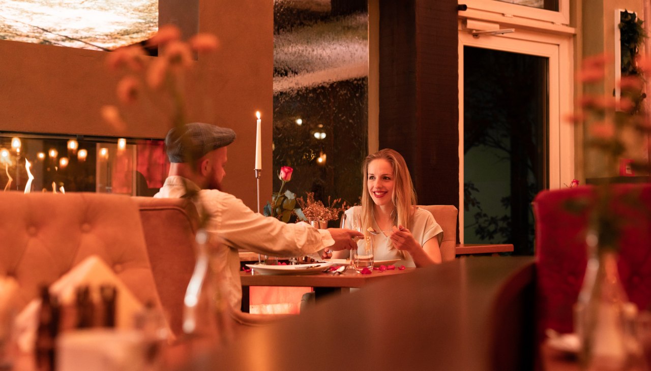 Dinner am Kamin, &copy; TRIHOTEL Rostock