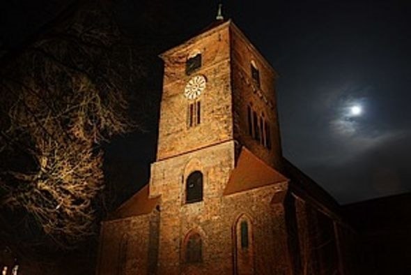 St. Nikolaikirche Grevesm&uuml;hlen bei Nacht // &copy; Ev. Kirchengemeinde Grevesm&uuml;hlen