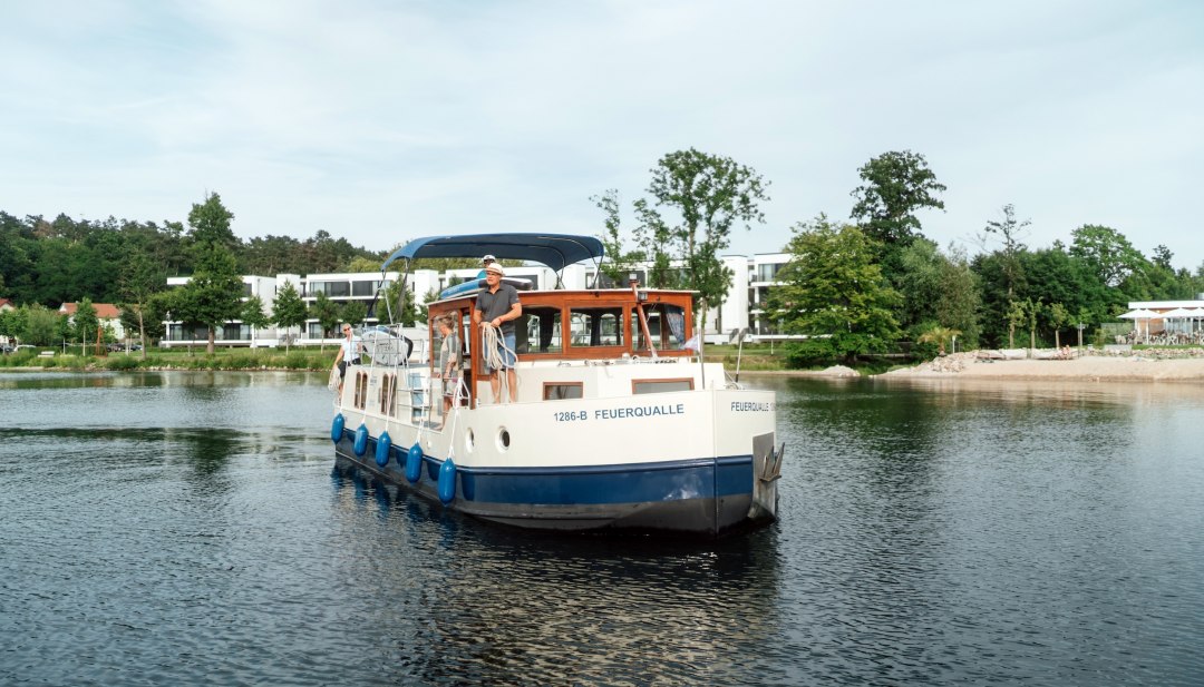 Mit dem Hausboot im Yachthafen von Maremüritz anlegen // © MV-T/Petermann Mit dem Hausboot im Yachthafen von Maremüritz anlegen