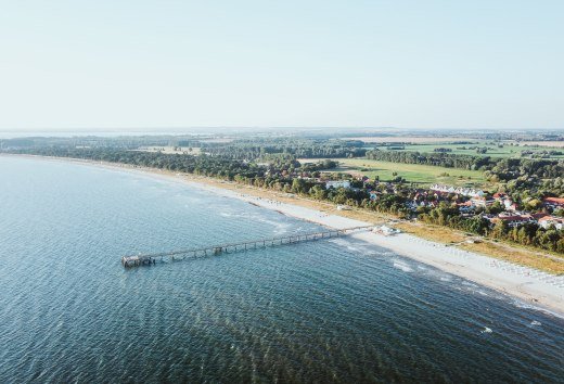 Feiner Sandstrand bis zum Horizont, das grün-blau-gelbe Binnenland und die Seebrücke zählen zu den Markenzeichen des Ostseebads Boltenhagen. , © TMV/Friedrich