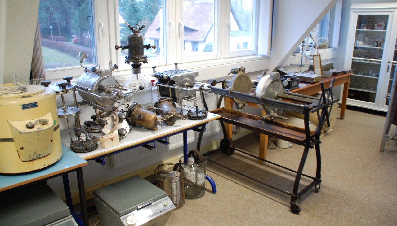 Ausstellungsraum mit technischen Geräten zur Entwicklung und Herstellung von veterinären Impfstoffen, © Franziska Hagen/Verein UNS RIEMS Ausstellungsraum mit technischen Geräten zur Entwicklung und Herstellung von veterinären Impfstoffen, © Franziska Hagen/Verein UNS RIEMS