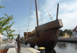 Fiedel Schulz hei&szlig;t die Kogge im Stadthafen Seebad Ueckerm&uuml;nde willkommen // &copy; Uta Sommer