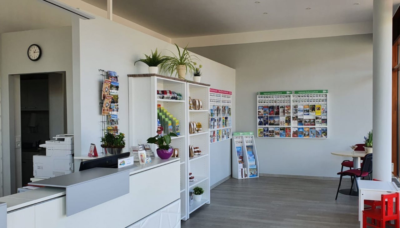 Tourist-Information Göhren-Lebbin auf dem Marktplatz im Land Fleesensee, © Kur- und Tourismus GmbH Göhren-Lebbin Tourist-Information Göhren-Lebbin auf dem Marktplatz im Land Fleesensee, © Kur- und Tourismus GmbH Göhren-Lebbin