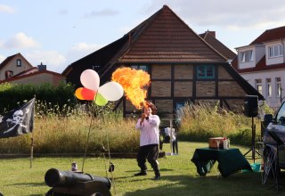 Feuerk&uuml;nstler K&auml;pt'n Heinrich Tarnewitz in Aktion // &copy; Sabine St&ouml;ckmann